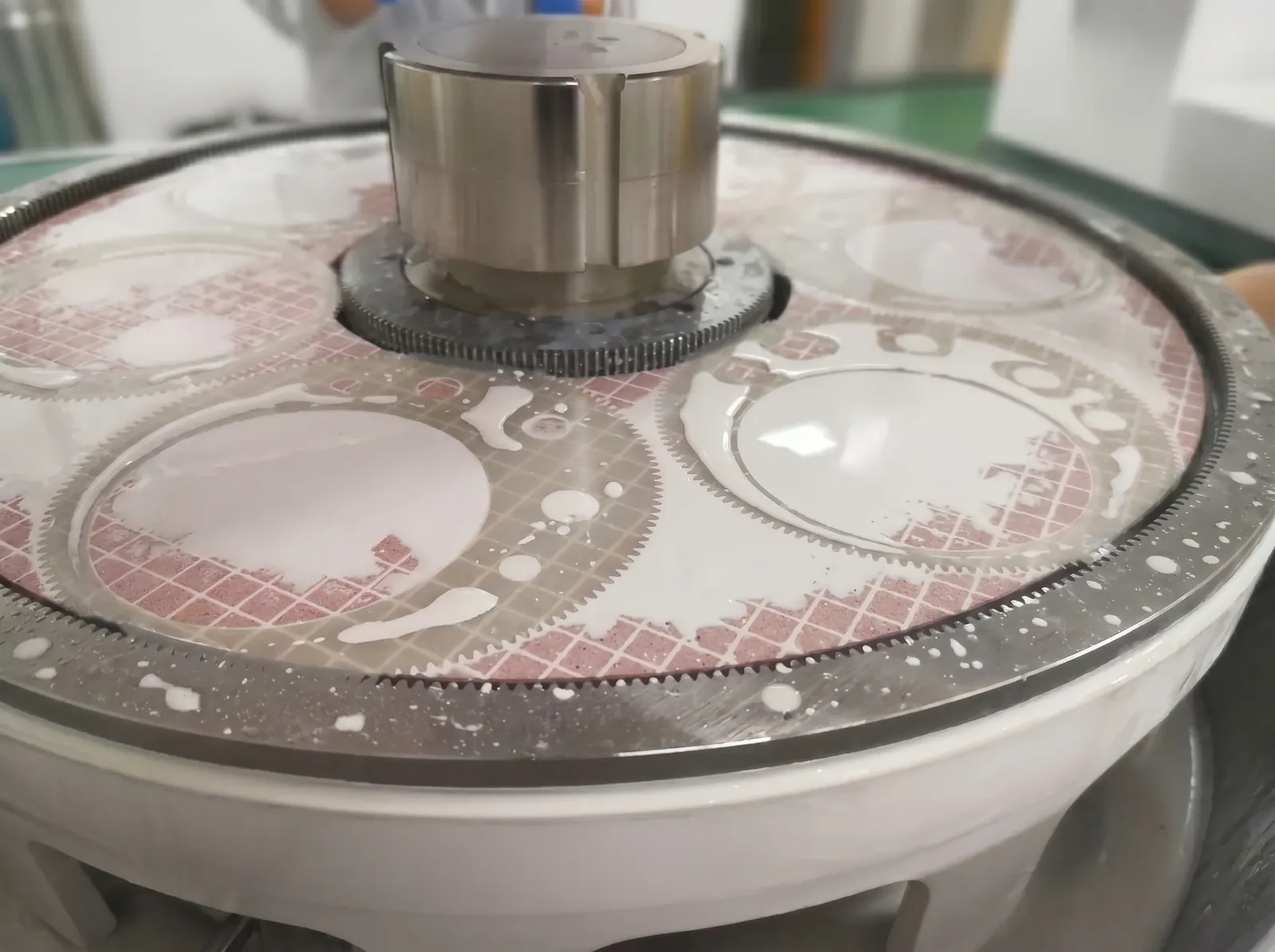 Lapping worktable with planetary carriers